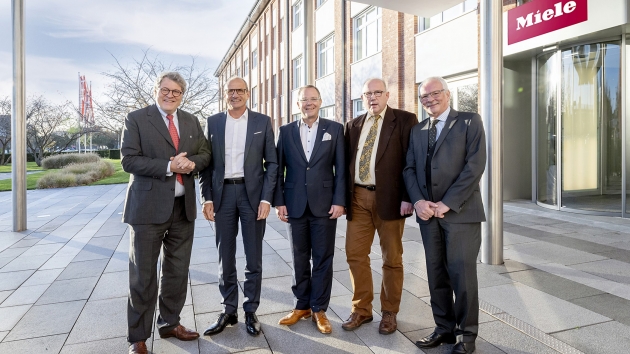 Miele übernimmt Medizintechnikdienstleister - Dr. Reinhard Zinkann (Geschäftsführender Gesellschafter Miele), Olaf Bartsch (Geschäftsführer Finance & Administration Miele) und Dr. Christian Kluge (Senior Vice President Business Unit Professional Miele) mit den bisherigen SMP-Eigentümern Dr. Ludger Schnieder (l.) und Klaus Roth (r.) - Quelle: Miele